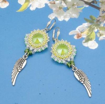 Grüne Ohrringe, Ohrhänger, Glasperlenschmuck Flügel, Trend, Weihnachten, Advent, Geschenkidee Frau, handgemacht Unikat