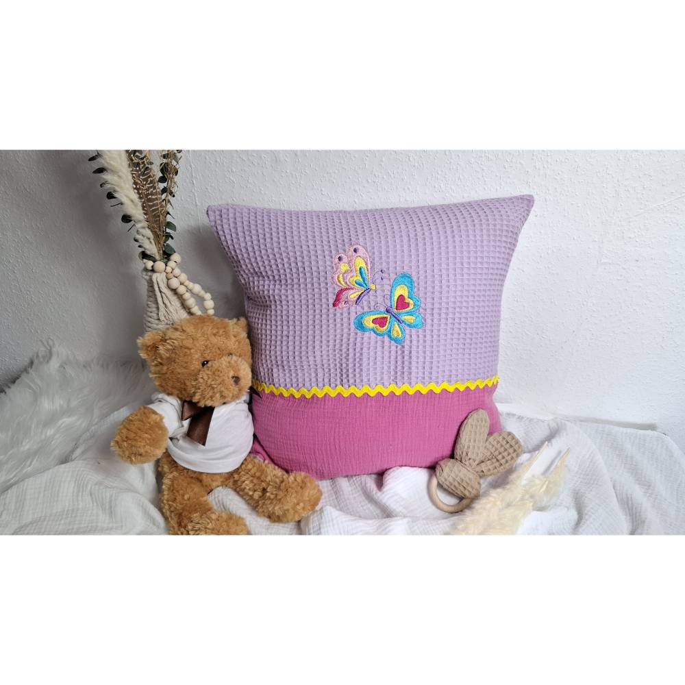 Personalisiertes Kissen aus Musselin – Kuschelkissen mit Schmetterling Stickerei & Wunschname