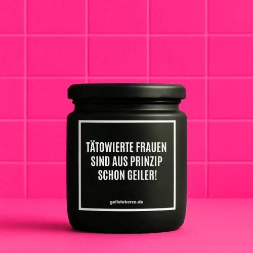 Duftkerze mit Spruch TÄTOWIERTE FRAUEN SIND AUS PRINZIP SCHON GEILER! Bio-Sojawachs vegan 80 h Brenndauer