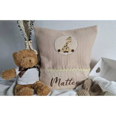 Personalisiertes Kissen aus Musselin – Kuschelkissen mit Giraffe Stickerei & Wunschname
