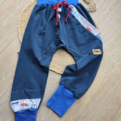 Handgemachte Organic Sweat Pumphose Unisex 122/128 – Mitwachshose Blau mit Autos-Tasche, nachhaltig & bequem