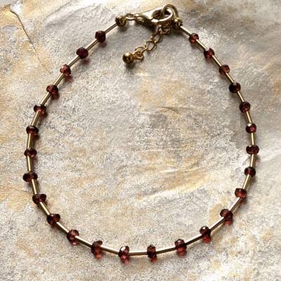 Rotes Granat Armband mit Gold filled Röhrchen
