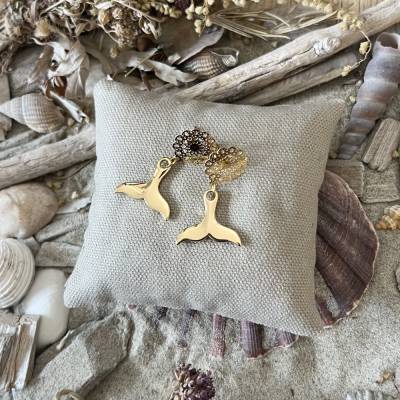 „Whale“ - Goldfarbene Edelstahl-Stecker mit Ornament und Walflosse als Anhänger