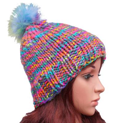 Handgestrickte Regenbogen Bommelmütze Unisex – Farbverlaufswolle & Kunstfell Pompon