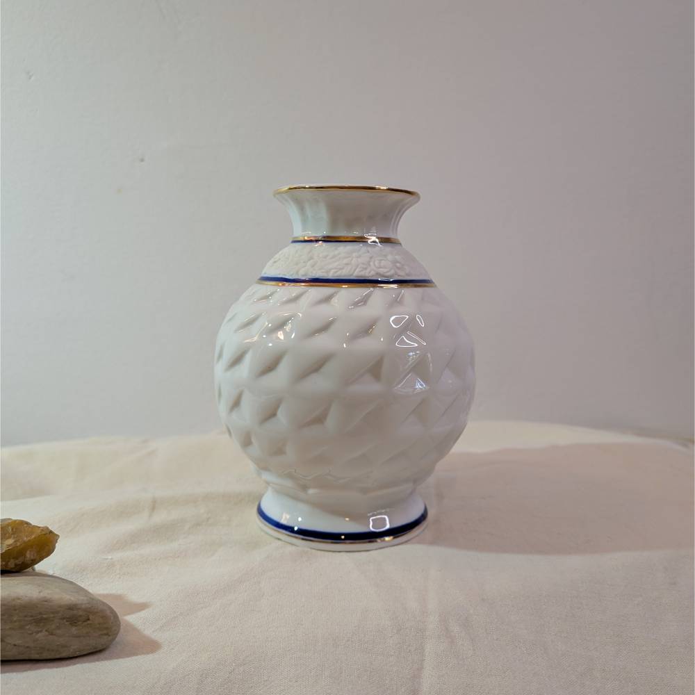 Kugelvase Vintage Op Art Vase Relief Porzellanvase Weiß mit Biskuitporzellan und Kobaltblau/ Gold Verzierungen Tischdeko