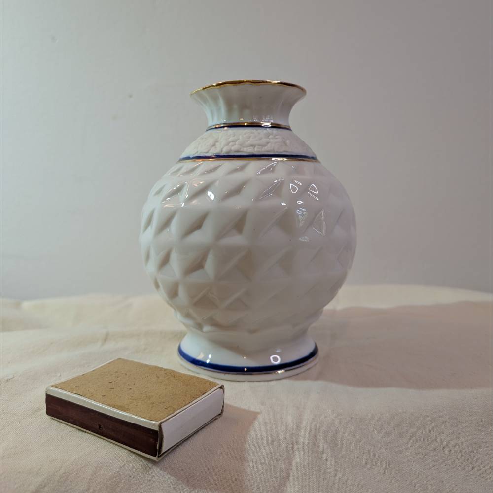 Kugelvase Vintage Op Art Vase Relief Porzellanvase Weiß mit Biskuitporzellan und Kobaltblau/ Gold Verzierungen Tischdeko