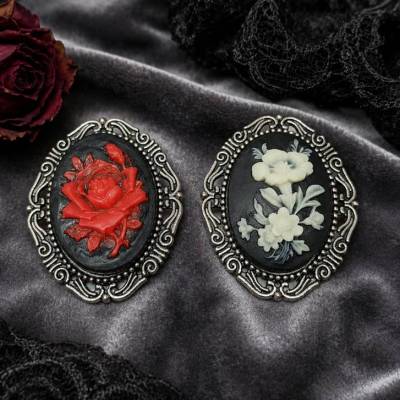 Vintage Gemme Cameo Ovale Gothic-Brosche mit Rose oder weißen Blumen im Vintage-Look