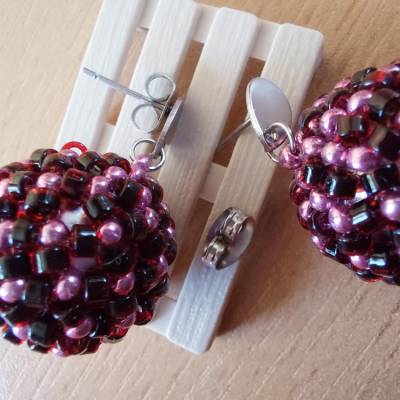 Elegante Ohrstecker mit Perlen in Burgunder und Metallic-Rosa – handgefertigter Schmuck