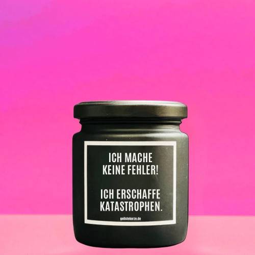 Duftkerze mit Spruch ICH MACHE KEINE FEHLER! ICH ERSCHAFFE KATASTROPHEN Bio-Sojawachs vegan 80 h Brenndauer