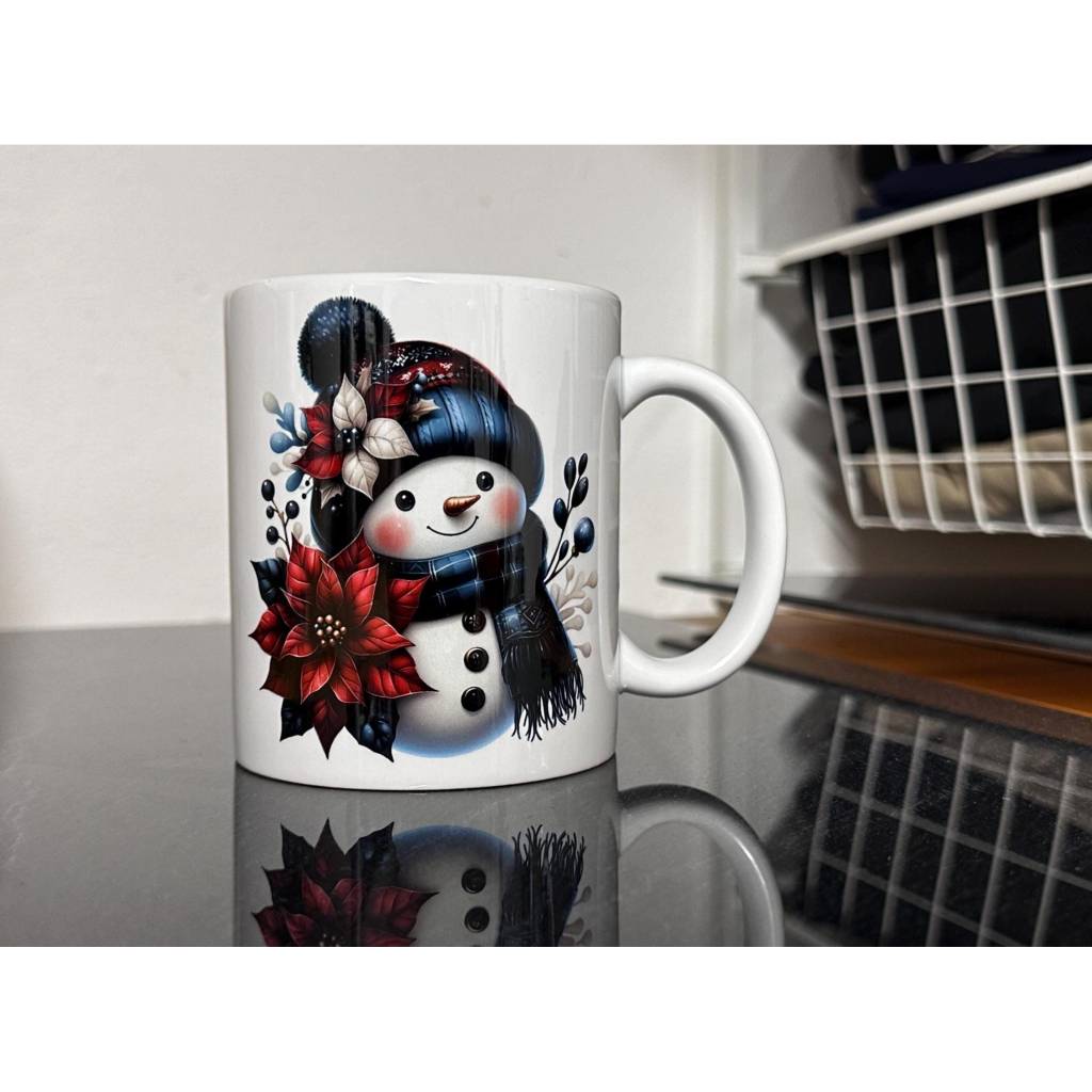 Tasse mit Weihnachtsmotiv , Schneemann mit Weihnachtsstern, Pudelmütze und Schal farblich
