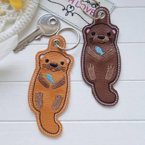 Otter Schlüsselanhänger aus besticktem Kunstleder, brauner Taschenbaumler für Tasche oder Rucksack