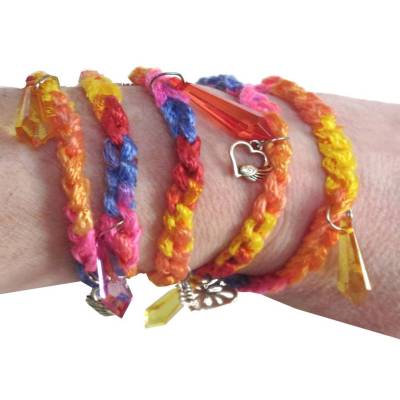 Buntes Wickelarmband Textilarmband Herzen & Kristall – Handgefertigter Schmuck mit silberfarbenen Charms