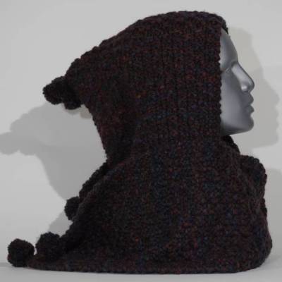 Handgestrickter Kapuzenschal mit Pompons