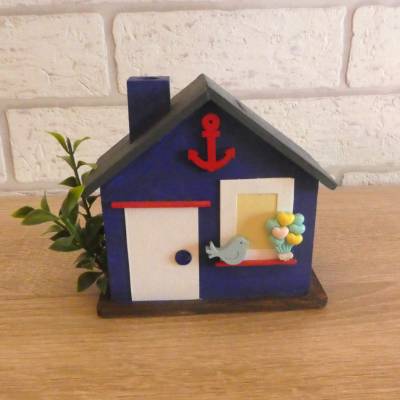 Spardose aus Holz - Haus mit Schornstein und Verzierungen - blau-grau-rot-türkis-weiß