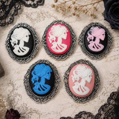 Vintage Gemme Gothic Skelett Cameo Brosche – Victorian Skelettdame – 5 Farben