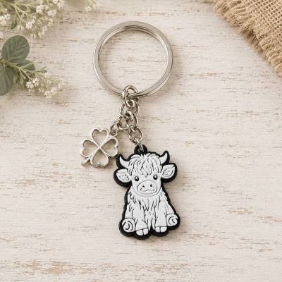 Highland Cow Schlüsselanhänger – Glücksbringer mit Glücksklee personalisierbar