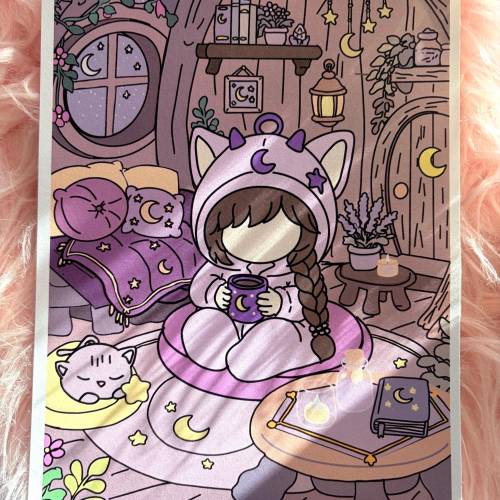 Schimmernder A5 Artprint Loona – Kawaii Mond Kunstdruck mit Cozy-Fantasy-Motiv