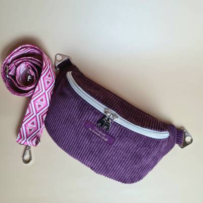 Lila Bauchtasche aus Cord – handgemacht mit pink gemustertem Tragegurt