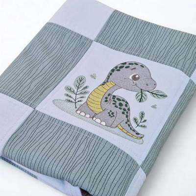 Personalisierte Babydecke mit Dinosaurier – Patchwork, ca. 80 x 80 cm – Geschenk zur Geburt