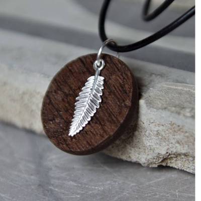 Kettenanhänger aus Holz – Fachwerk-Eiche mit Feder aus 925 Silber, 30 mm