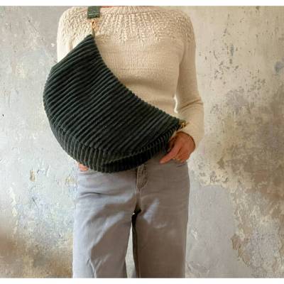Halbmondtasche DUNKLE PINIE Crossbag Moonbag aus dunkelgrünem Breitcord – 2 Größen von zimtblüte 