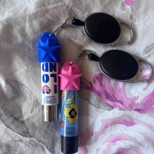 Clipper Feuerzeug Halter Festival, Party Accesoire Anhänger 2er Set mit Retractable in Blau, Rosa, Charm, Anhänger