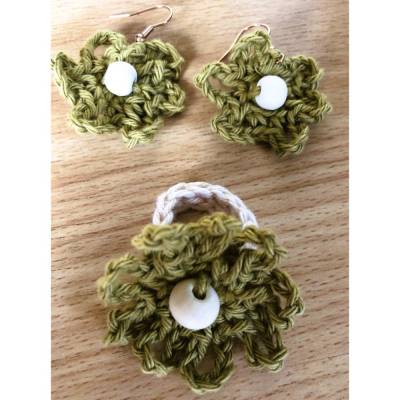 Gehäkeltes Schmuckset aus Baumwolle – Ring und Ohrringe mit Holzperlen