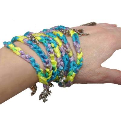 Wickelarmband Drachen – Buntes Häkelarmband mit silberfarbenen Drachen Charms, 70–100 cm, handgefertigt