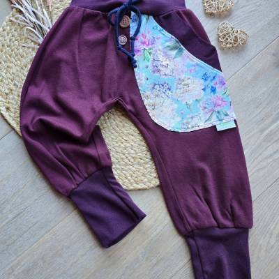 Bio Pumphose Mädchen 98/104 – Mitwachshose Beere mit Blumen-Motiv, handgemacht & nachhaltig
