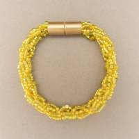Armband, Häkelarmband goldgelb grün, Länge 20 cm, Stiftperlen + Rocailles, gehäkelt