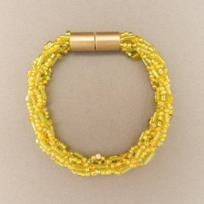 Armband, Häkelarmband goldgelb grün, Länge 20 cm, Stiftperlen + Rocailles, gehäkelt