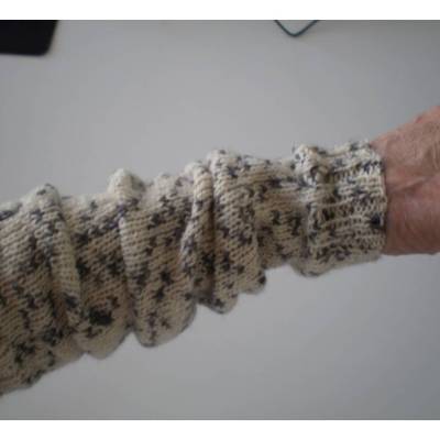 Armstulpen, Pulswärmer für Damen, waschbar, weich und anschmiegsam * wollweiß mit grauen Punkten *