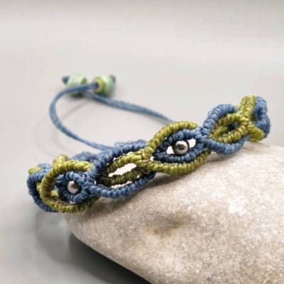 zierliches Makramee Armband in blau und olivgrün mit silberfarbenen Metallperlen