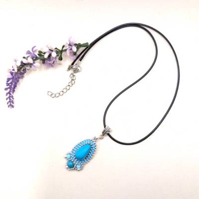 Perlenstickerei-Anhänger in Türkis-Blau an Textilband – Edler Boho-Schmuck handgemacht