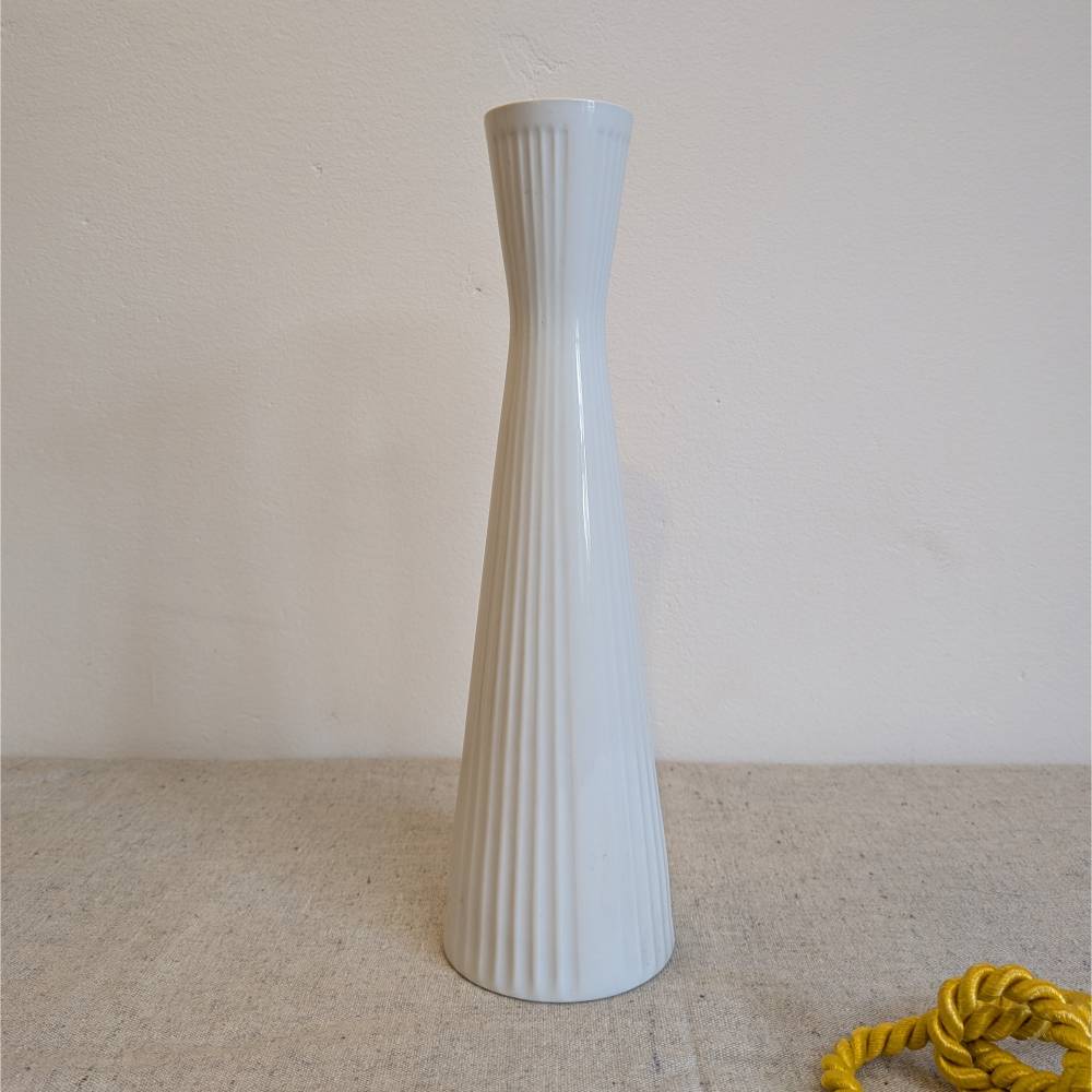 Blumenvase Bavaria Schumann Arzberg Vase mit Plissee-Relief Mid Century Porzellanvase weiß Tischvase schmal graziös