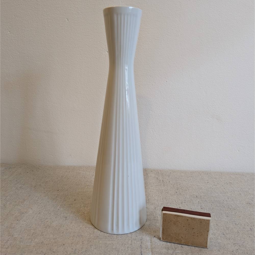 Blumenvase Bavaria Schumann Arzberg Vase mit Plissee-Relief Mid Century Porzellanvase weiß Tischvase schmal graziös