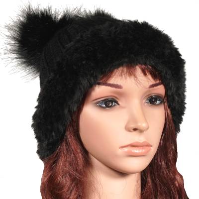 Wintermütze Schwarz handgestrickt mit Kunstfell Pompons – kratzfrei & warm für Damen