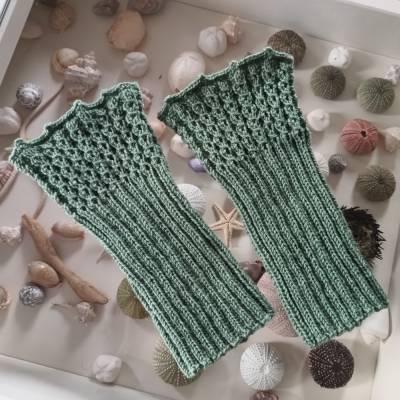 Handstulpen mit Muster im Fingerbereich! Gestrickt, zart und weich, resedagrün