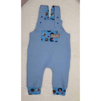 Baby Latzhose Waffeljersey blau Piraten – Gr. 68/74, Geschenk zur Geburt, Oekotex-zertifiziert