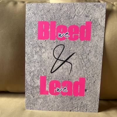 We Bleed And We Lead Poster – Typografie Wandbild Beton Pink– Urban Minimalist Kunstdruck A4 A3 – Modern stark frei laut