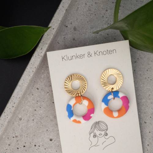 Goldfarbene Ohrringe aus Edelstahl mit Blumen-Print-Anhängern aus Polymer Clay I Flower Power Ohrringe
