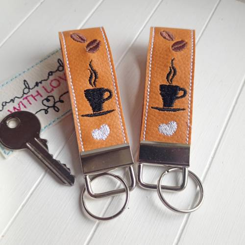 Schlüsselanhänger mit Kaffee Motiv bestickt, Kunstleder Schlüsselband für Kaffeetrinker und Barristas