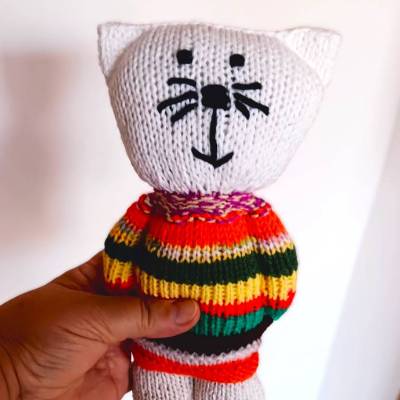 Gestrickte Katze Kuschelkatze 24 cm weiß mit buntem Pulli