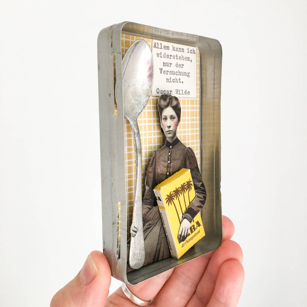 Assemblage "Versuchung" in alter Tabakdose mit Aufhängung Bild 3
