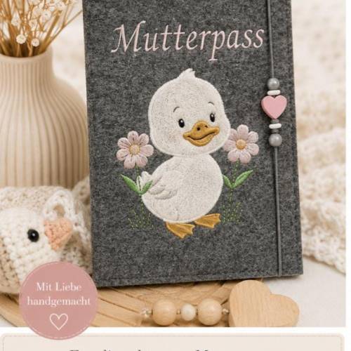 Hülle für UHeft oder Mutterpass aus Filz - bestickt mit einem süßer Ente / Küken - Personalisierbar mit Namen