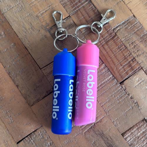 Labello Halter Anhänger Rosa, Blau 2er Set | Charm, Accessoire | Handtaschen Schmuck, Schlüsselanhänger