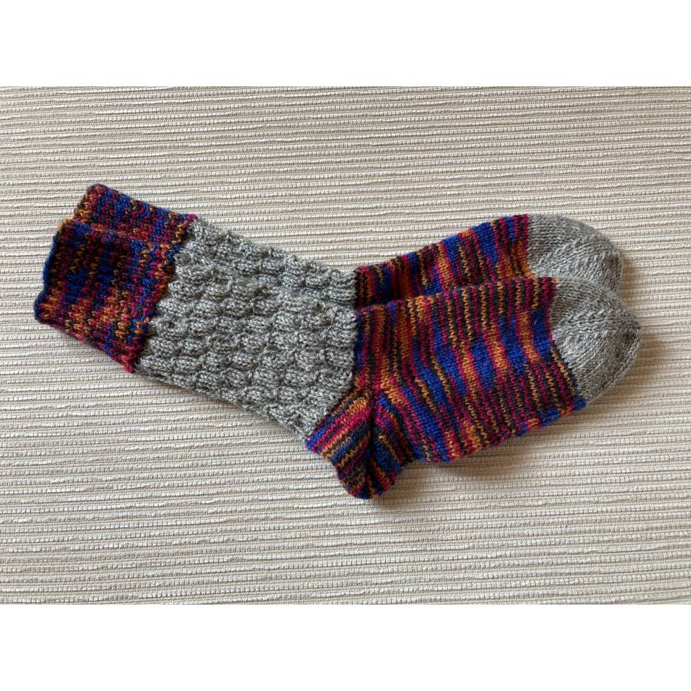 Kindersocken Gr. 28-30 Rottöne mit Grau und Muster Kindersocken handgestrickt Gr. 28-30 mit Bumerangferse Bild 1