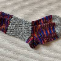 Kindersocken Gr. 28-30 Rottöne mit Grau und Muster Kindersocken handgestrickt Gr. 28-30 mit Bumerangferse