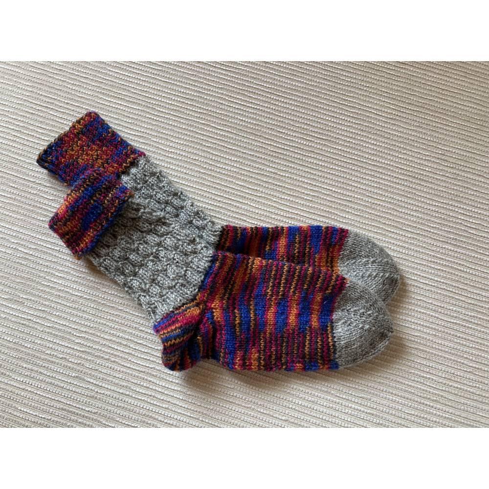 Kindersocken Gr. 28-30 Rottöne mit Grau und Muster Kindersocken handgestrickt Gr. 28-30 mit Bumerangferse Bild 2