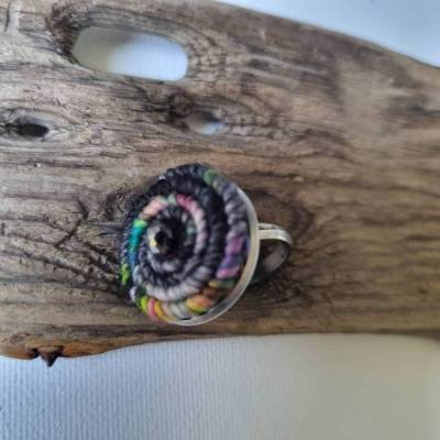 Fingerring mit gehäkelter Wollspirale, Textilschmuck am Finger